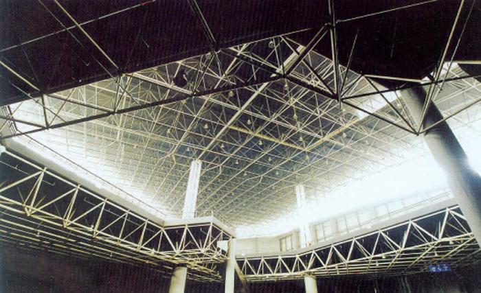 成都国际会展中心现代艺术馆的球型承重130米跨钢架结构