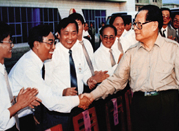 1996年10月31日，前中共中央总书记、国家主席、中央军委主席江泽民在南（宁）昆（明）铁路工地接见我公司员工